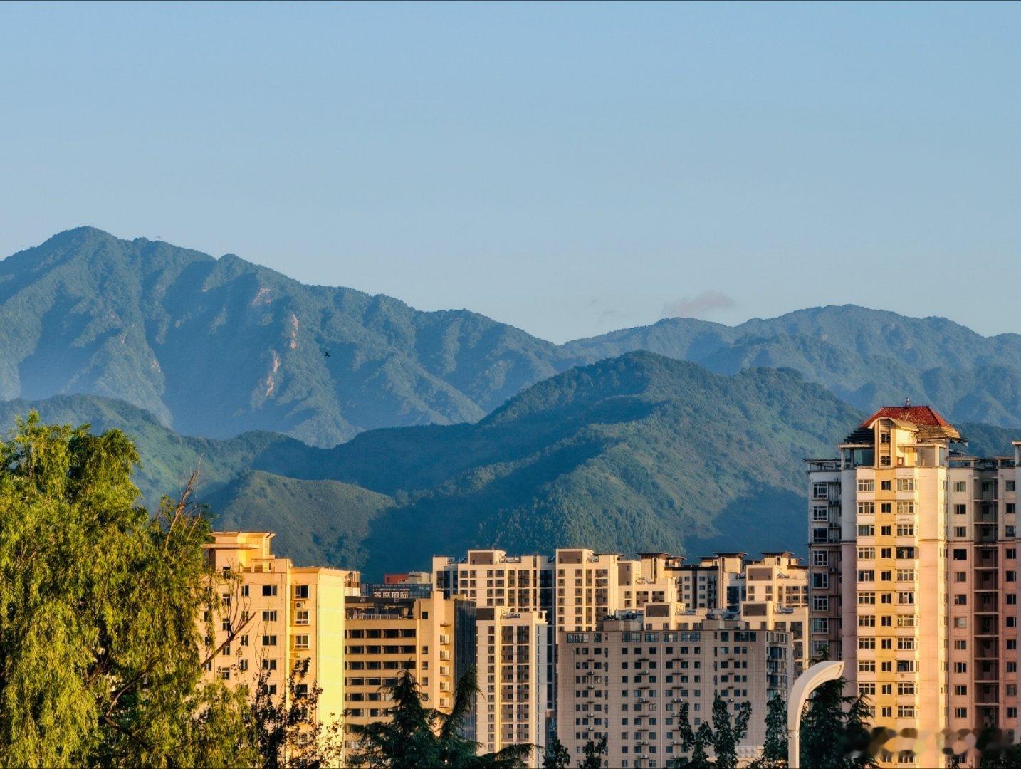 小山城独有的风景，推开阳台窗户放眼望去就是连绵青山。 