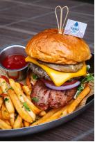 特朗普韩国之行最不满意的就是韩国饮食，李在明的招待午宴没吃饱。回到酒店客房第一时