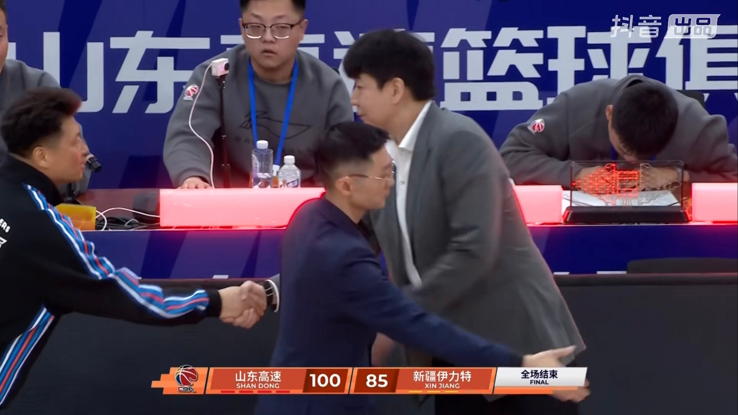 好起来了？山东最近连赢山西&新疆，今晚最大功臣当属大外援克里斯，他全场砍下36分