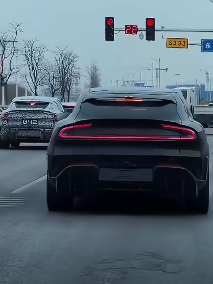 刚看到小米首款大增程SUV 小米YU9 的轻伪装路试图，车长超5米2，主打家庭大