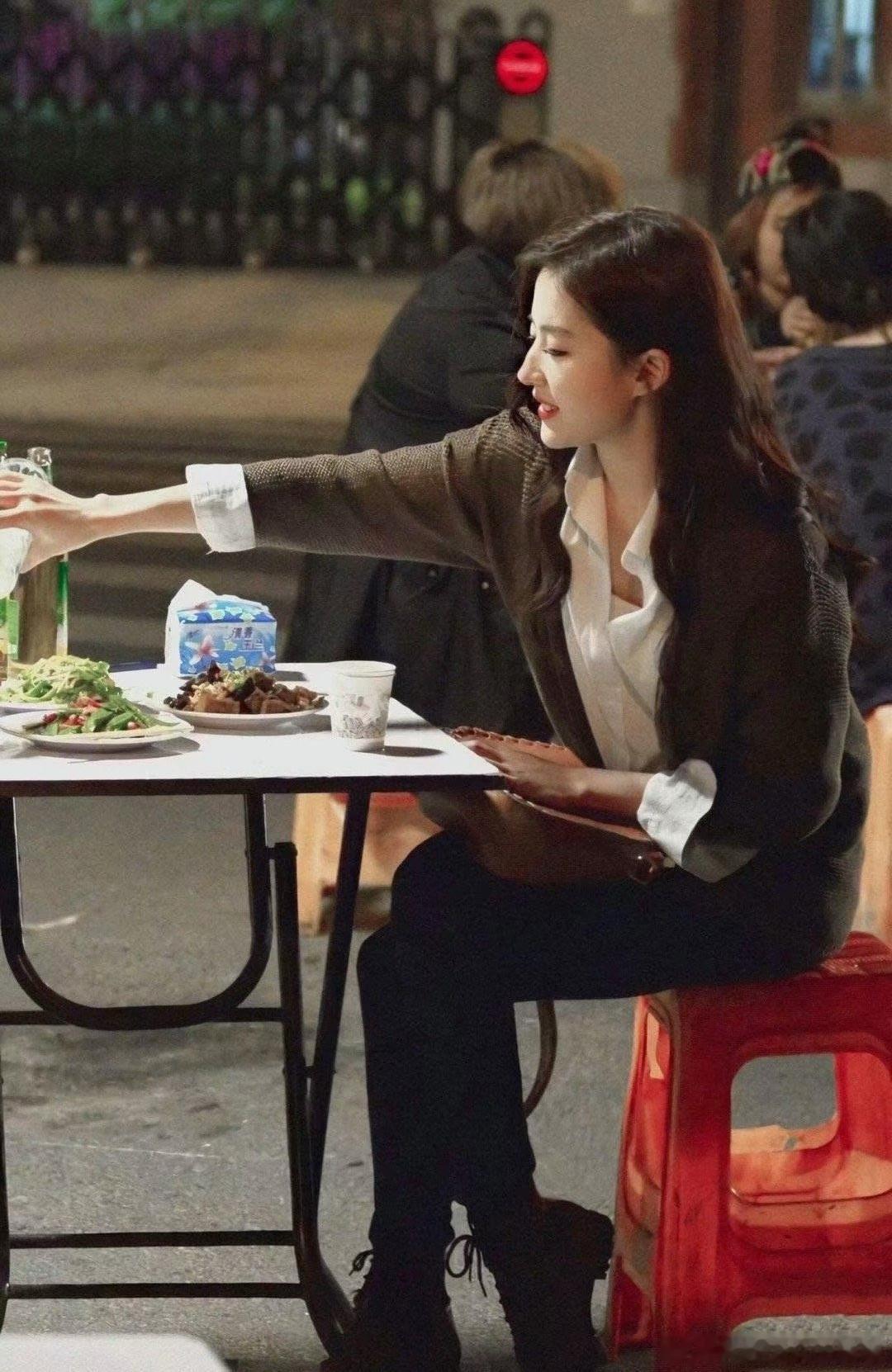 刘亦菲告诉你：只要人长得漂亮，哪怕吃路边摊都会美得发光。 