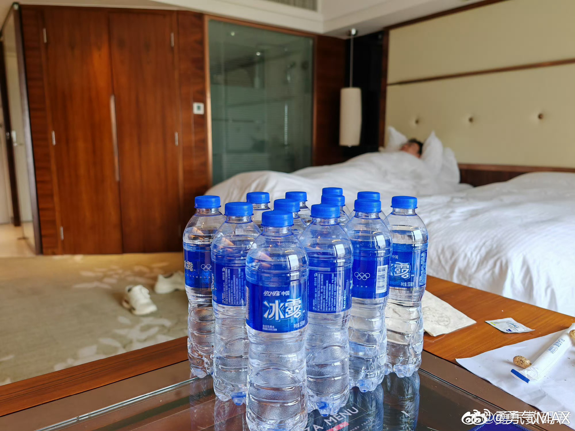 被酒店标记成水牛了 酒店一般会送4瓶水根本不够喝的所以我都会打前台电话多送点