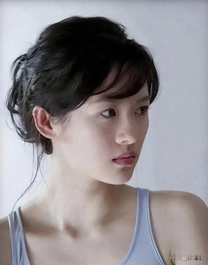 章子怡作为一个0帧起手的女演员，这几十年来她凭借过硬的作品已经成为业界一姐了。