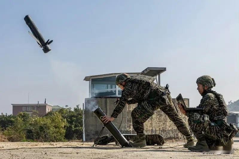 台版“弹簧刀”大型翻车现场！1月29日，台军高调展示号称“劲蜂一型”的攻击无人机