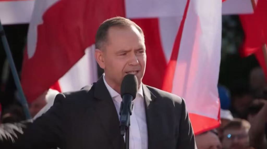 波兰总统纳夫罗茨基否决加入欧盟安全计划，政府称这是“背叛行为”。该计划本可为波兰