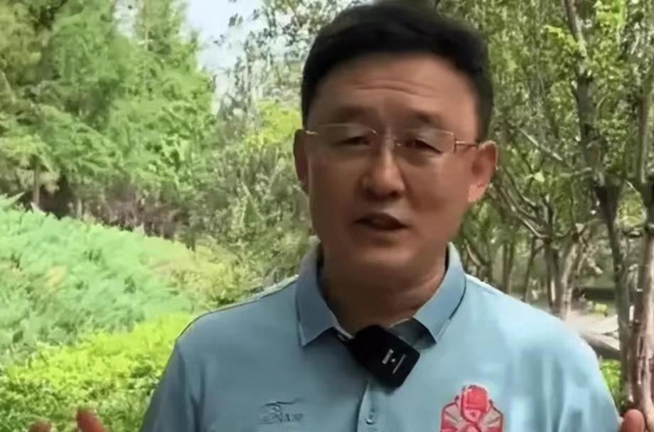 孙继海谈韦世豪恶意犯规被红牌罚下，三句话点评让球迷茅塞顿开：
 
1、韦世豪是一