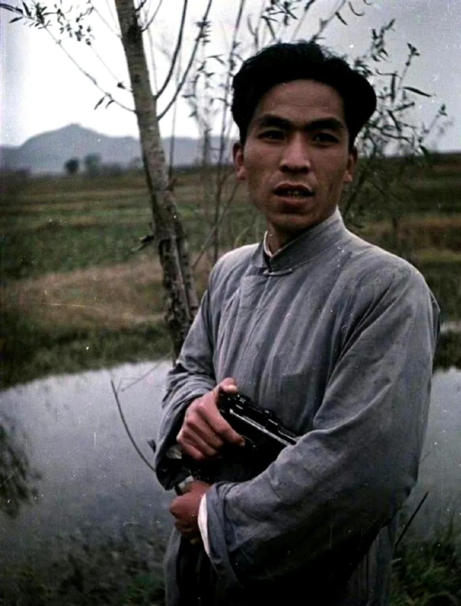 1948年，苏北刚刚解放，一名武工队员，留下了这一张珍贵的照片，他的眼神非常警觉