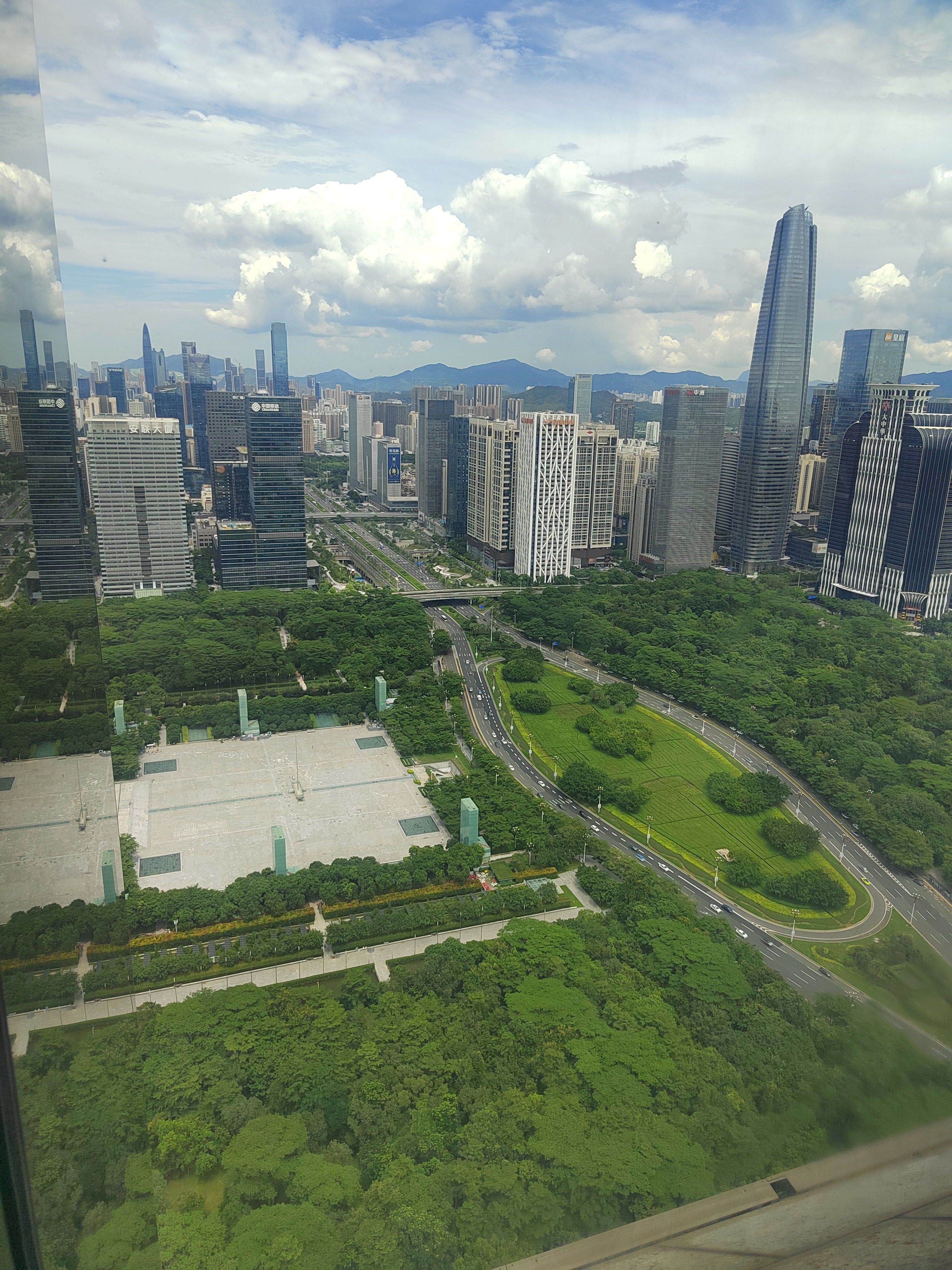 听了一下午的不知道有用还是没用的东西给我送了精油和牙膏窗外的景色还是很美的 