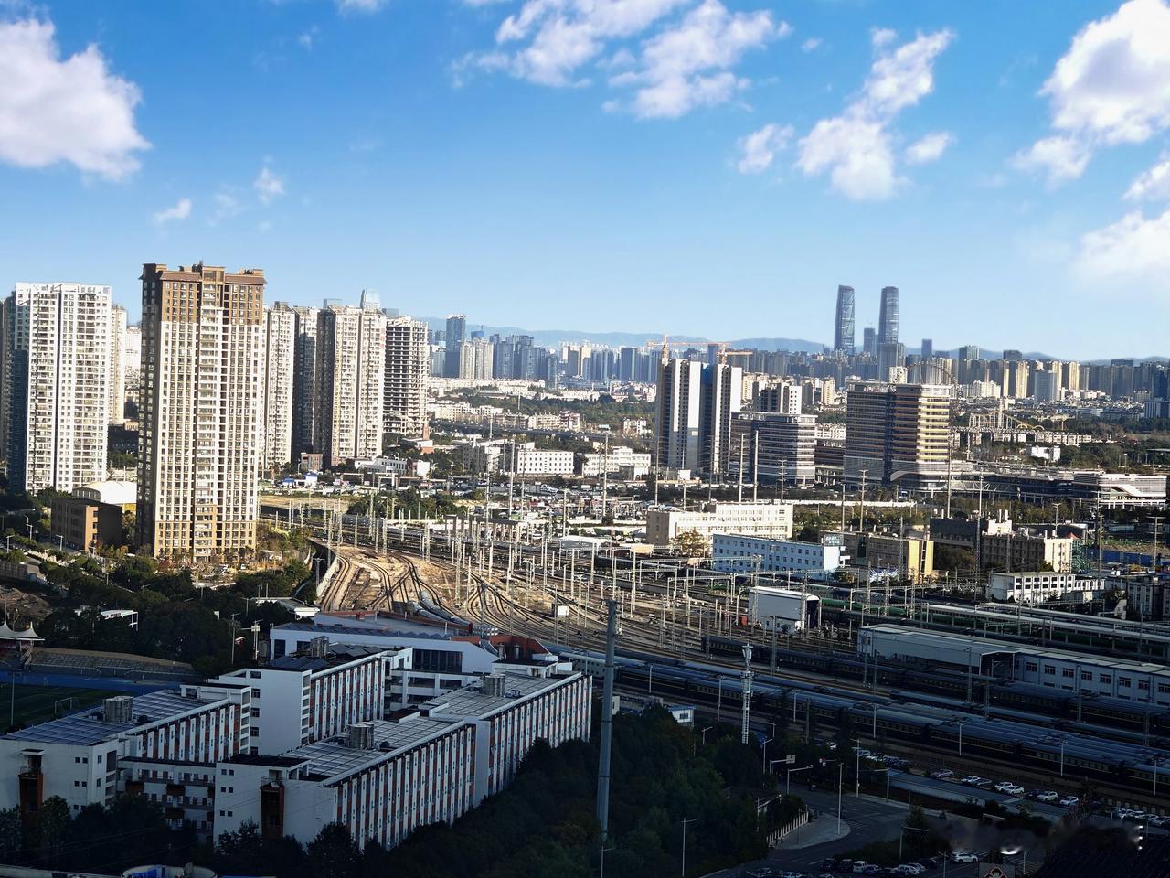 盼太阳，盼蓝天，​终于盼到小雪天
名也要，利也要，病倒身体最重要
​天有不测风云