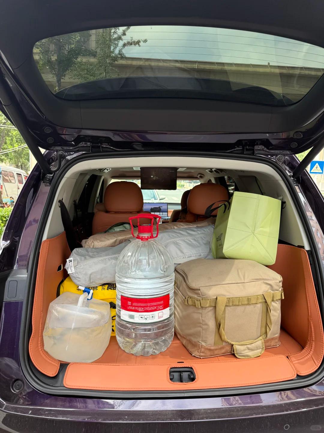 周末就爱带全家去露营，之前的车空间小，装备塞不下、人也坐不开，换了零跑C16大六