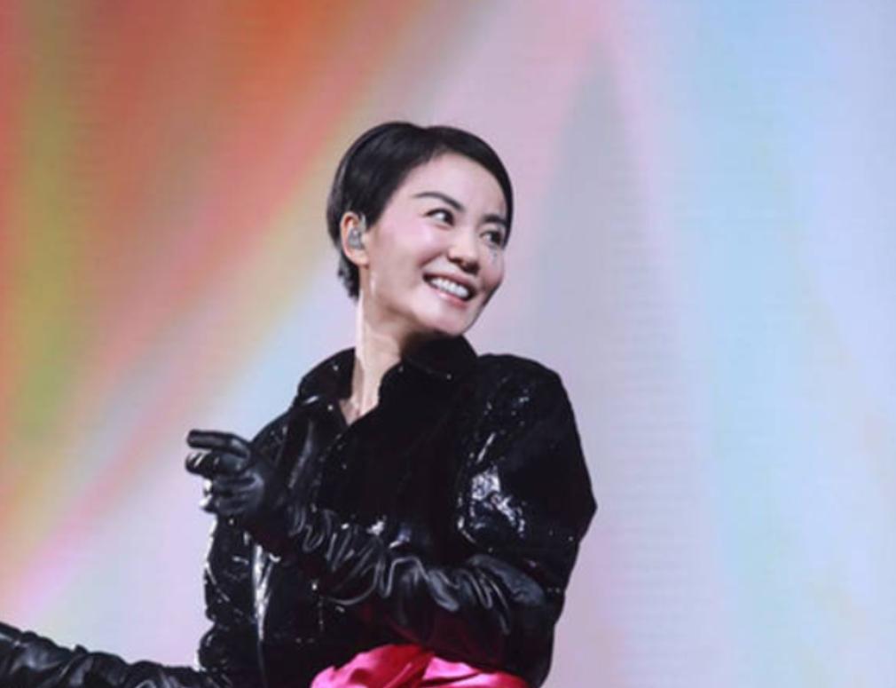 2016年王菲“幻乐一场”演唱会引爆全网争议，内场顶级VIP门票定价高达1万元一