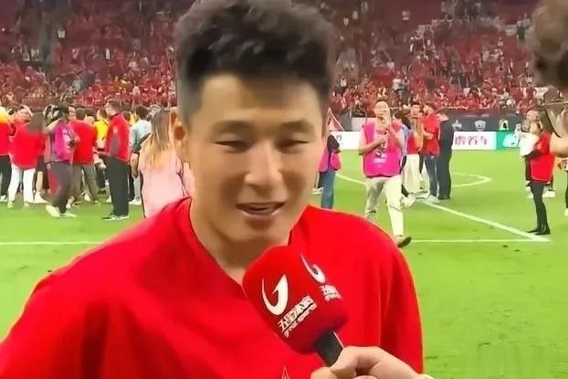 “国足一哥”的称号该让位了，武磊的风头已被接班人强势压制。
  中国球员最近势头