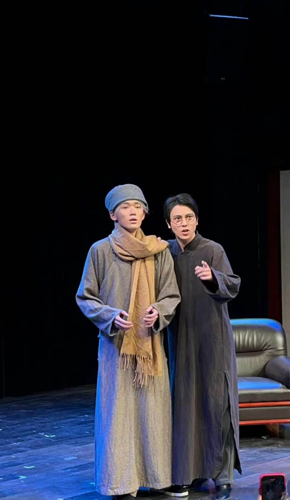 宋亚轩回忆中戏汇演头套掉了 中戏求学期间的趣味小插曲被小宋娓娓道来，意外面前坚守