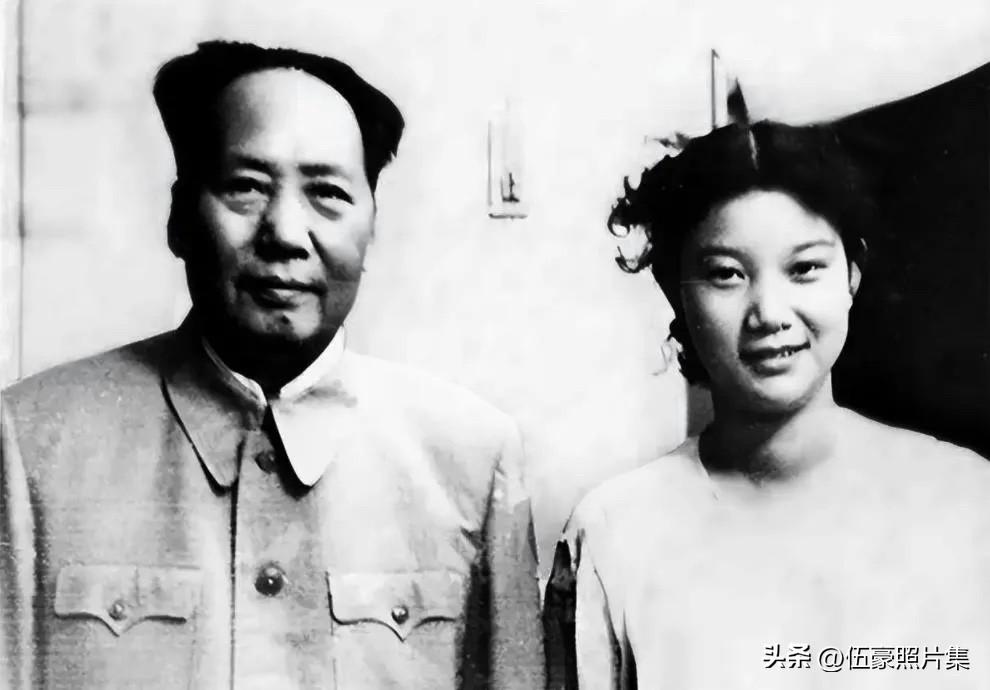 1950年，毛泽东主席和儿媳刘思齐的合影。刘思齐于1930年生于上海，父刘谦初（