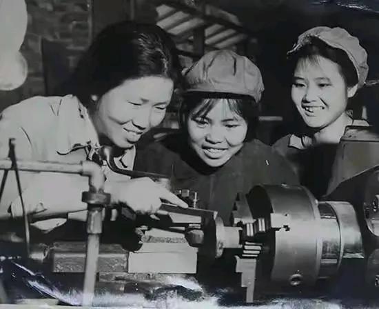 怎么实现工业化和现代化?应该要实现全民所有的工业化，这才是真正的工业化代化。