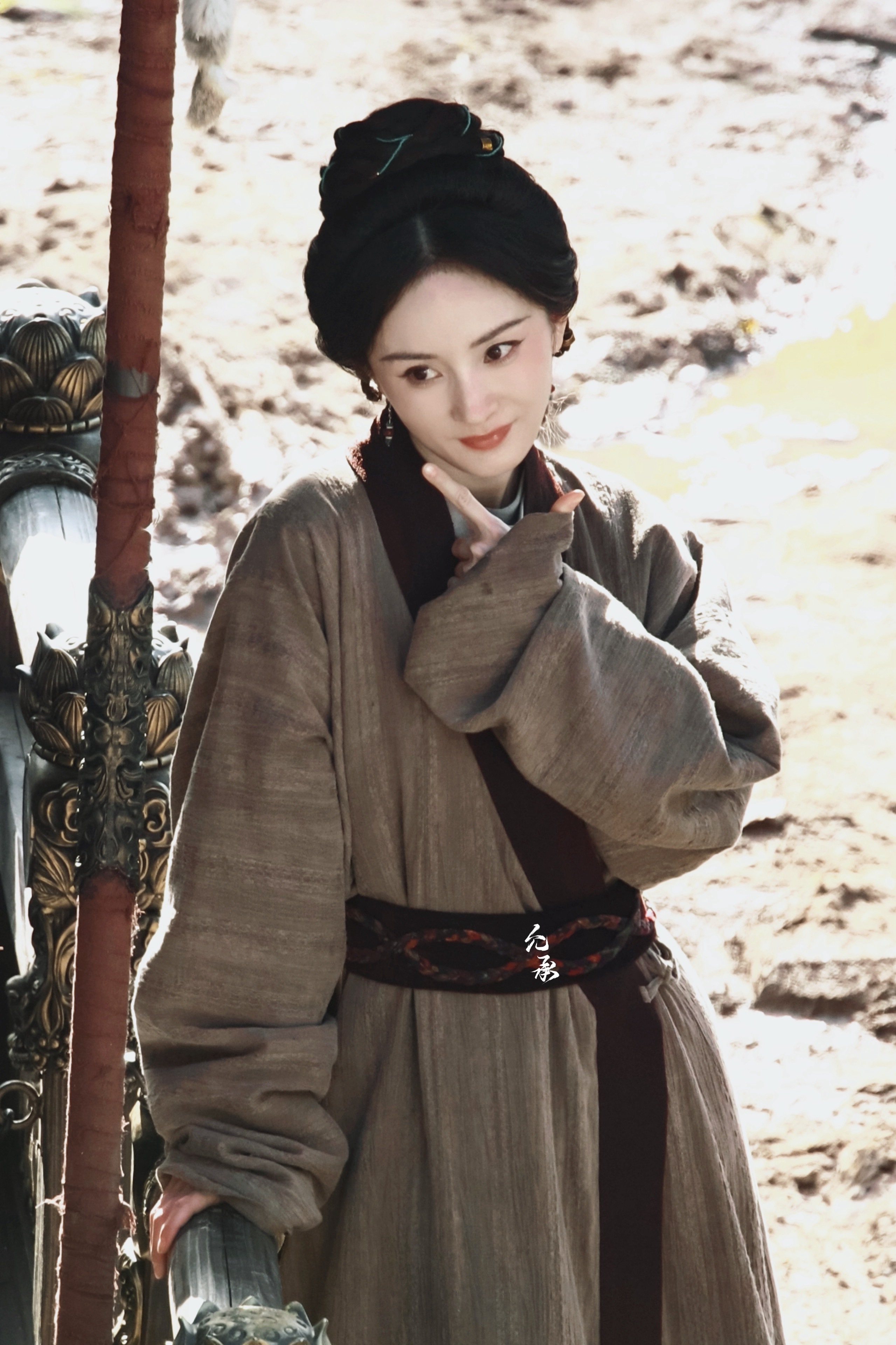 冯湮儿片场偷闲，俏皮一下😉杨幂冯太后盘发造型路透杨幂冯湮儿杨幂冯娷杨幂江山大同