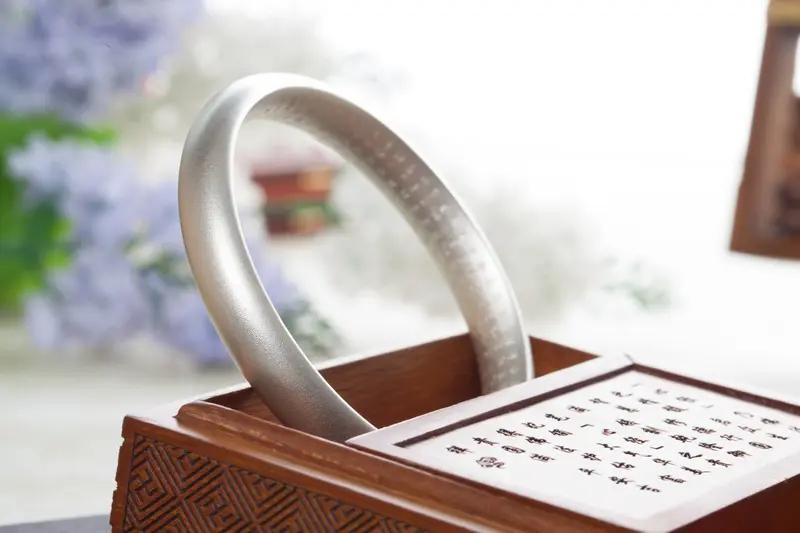 3月9日湖南长沙，女子称网购四个银躅子，收到竟发现是假货。“说好通体足银，一测却