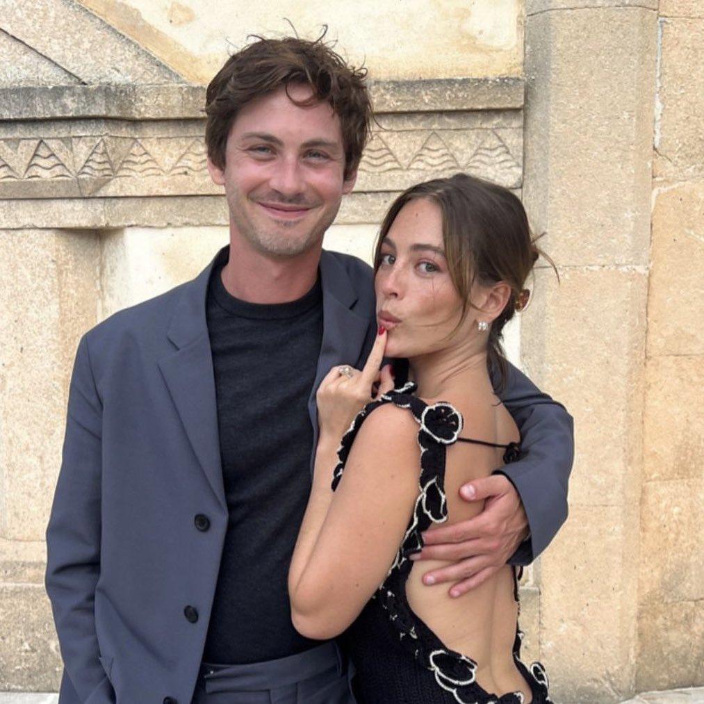 Logan Lerman 和女友 Ana Corrigan 正式订婚。💍
羡慕