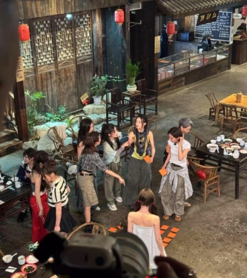 对着这张图笑了十分钟…有人激烈讨论有人原地罚站有人哧溜一下从地里冒出来想到把这群