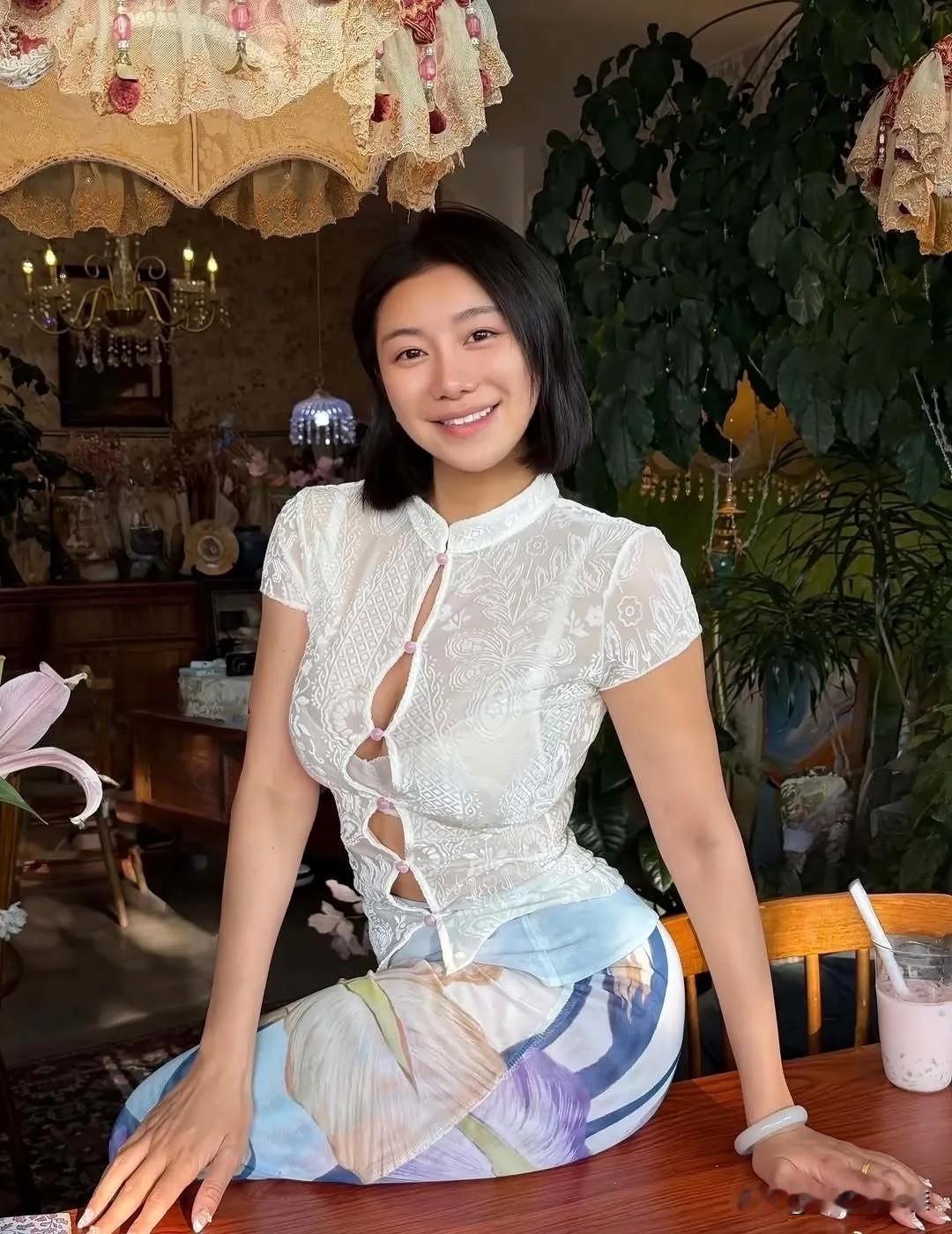 刷到她好几次，实在是忍不住又多看了几眼！
发出来跟朋友们分享一下，养眼的美女要多