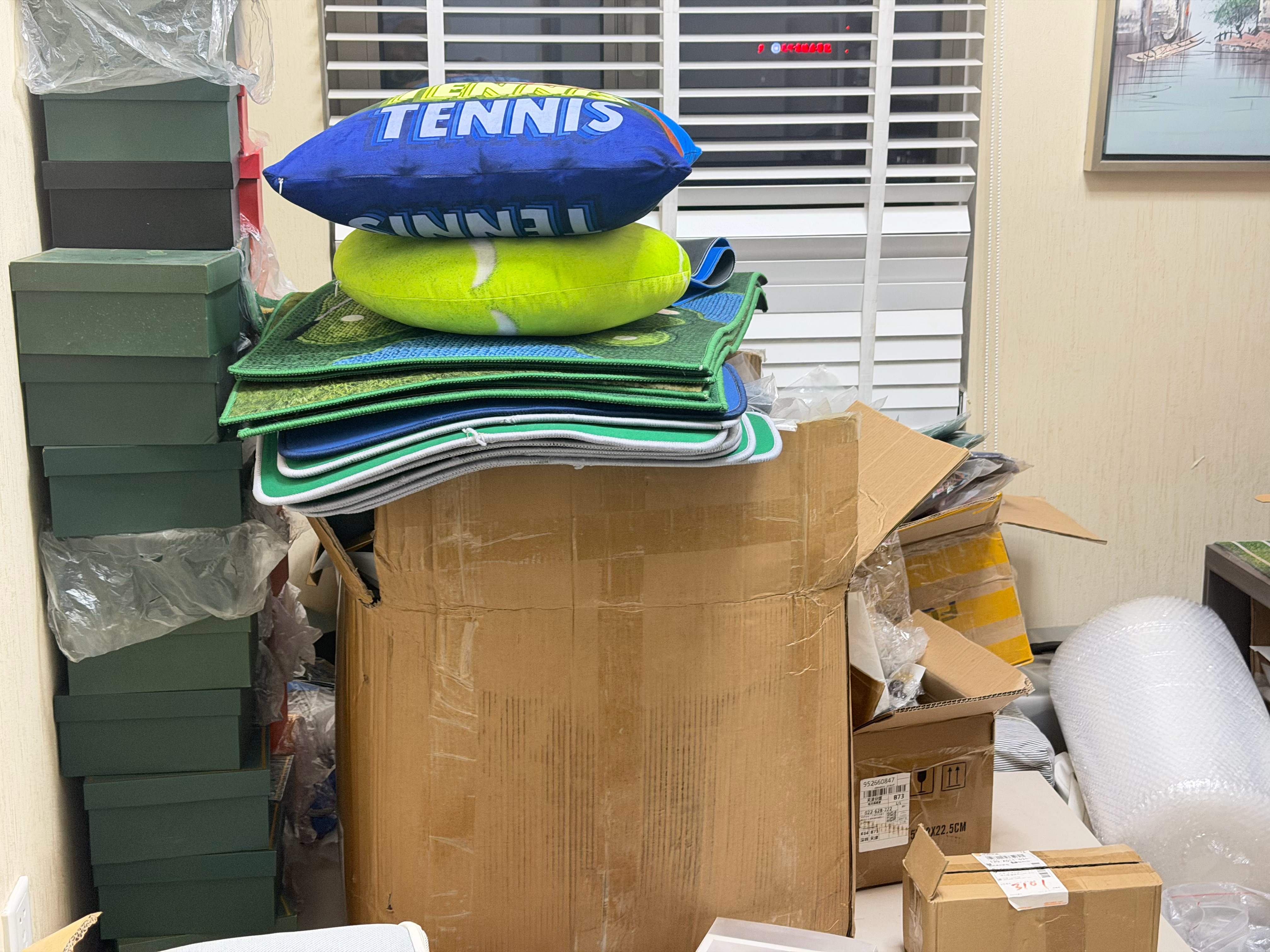 我来到了一个你们应该很喜欢的地方，给你们偷一些礼物。 