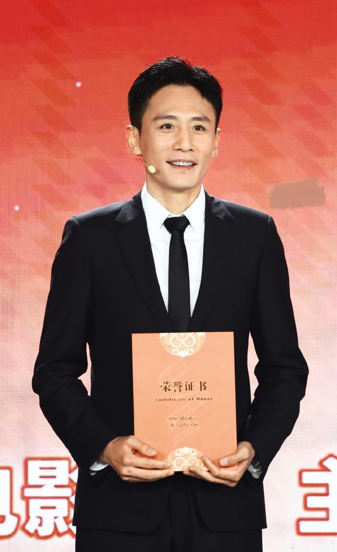 最近刘烨在宁波出席活动，他这次穿了一身黑色的西装，看上去很酷，也格外的有型。
