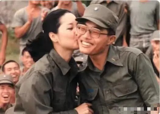 1981年金门劳军现场，邓丽君应士兵起哄，大方亲吻了年轻士兵薛进友的脸颊，定格下