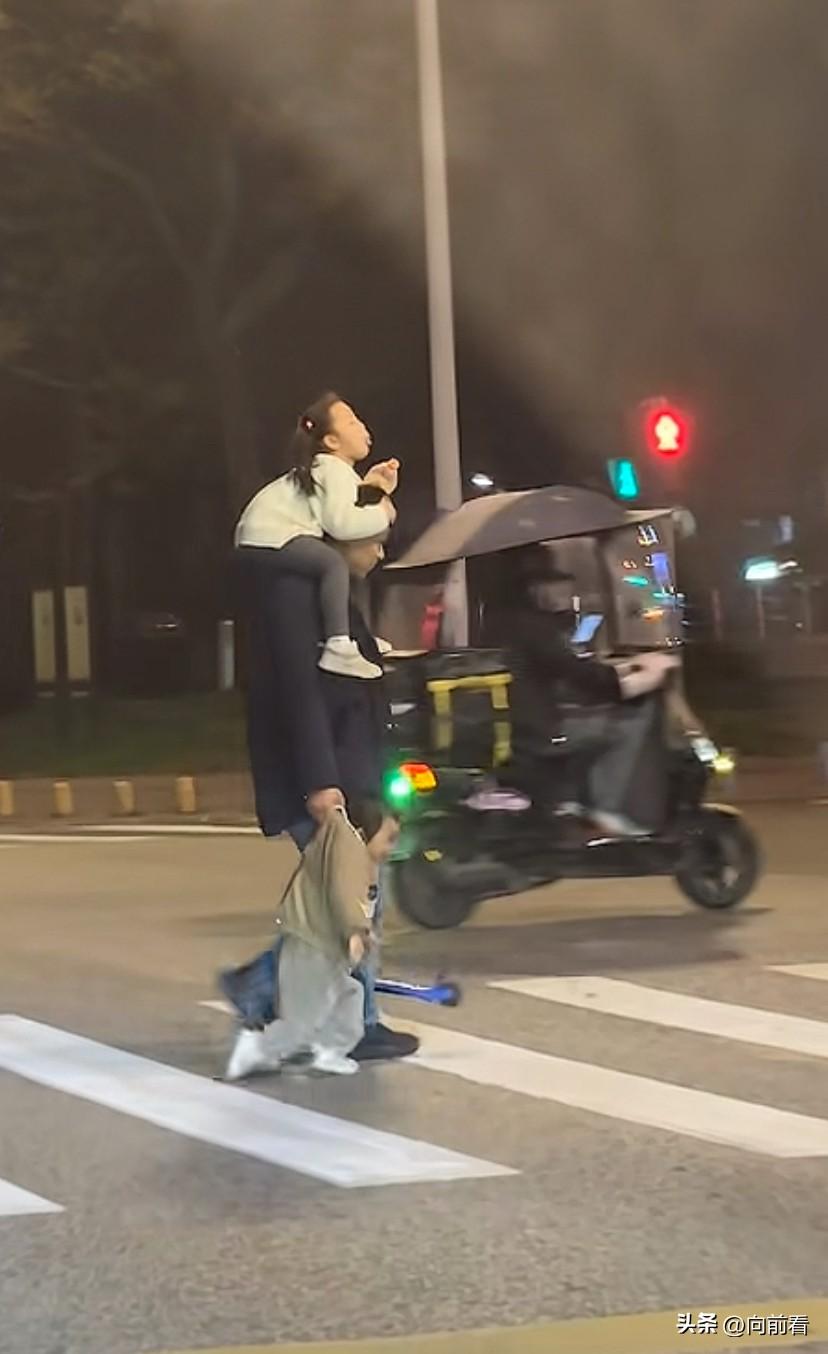 昨晚等红绿灯拍到的，肩上扛着女儿，手里拎着儿子，我觉得这才是真男人的生活状态！
