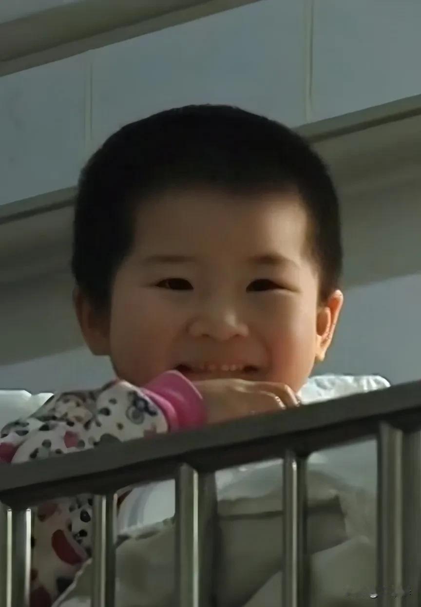 2014年，上海龙华医院，一个四岁小女孩坐在大厅里，等待着去上厕所的父亲，然而直