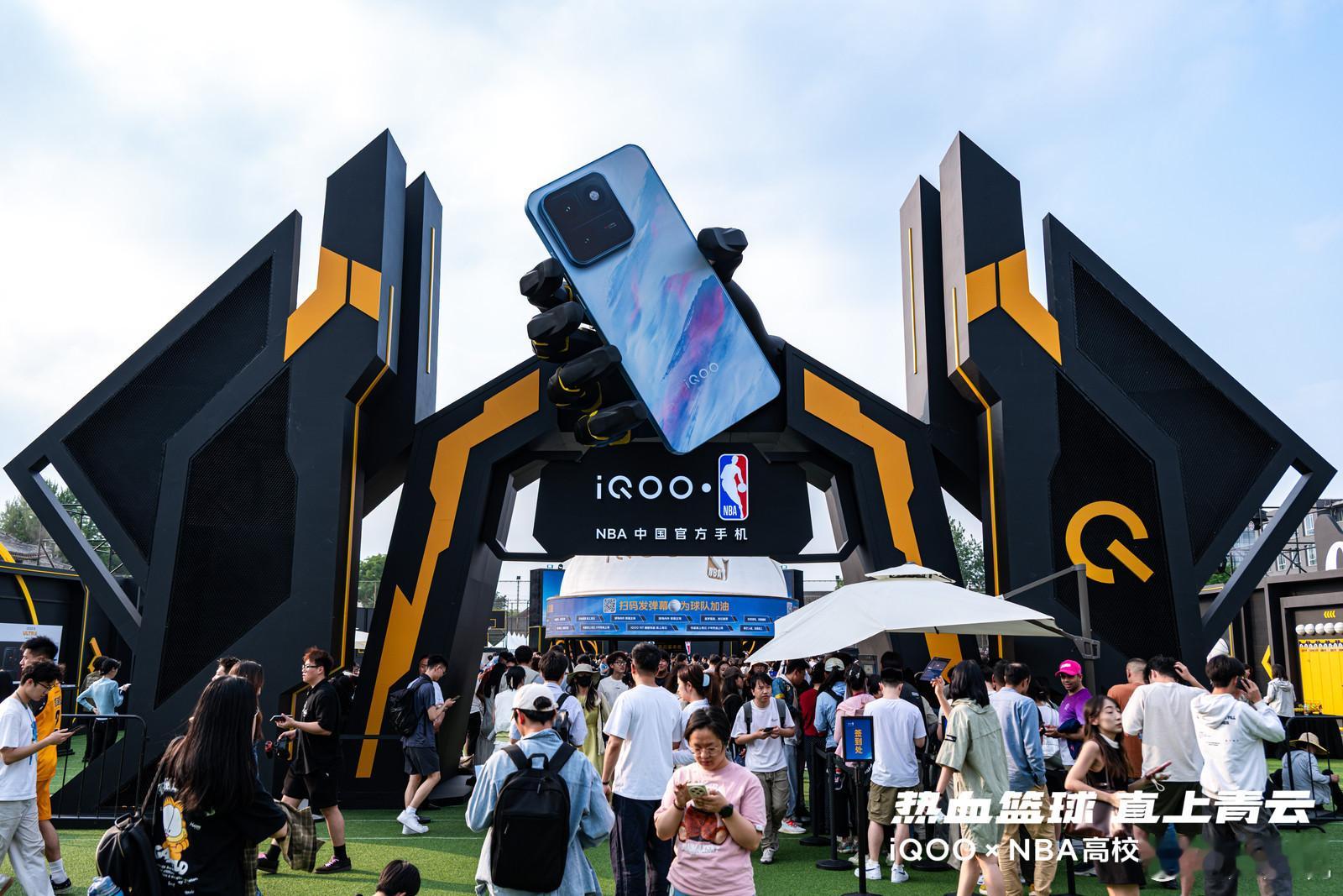 谁懂啊！iQOO×NBA篮球赛的现场也太顶了！🔥终于打卡了这场「热血篮球 直上