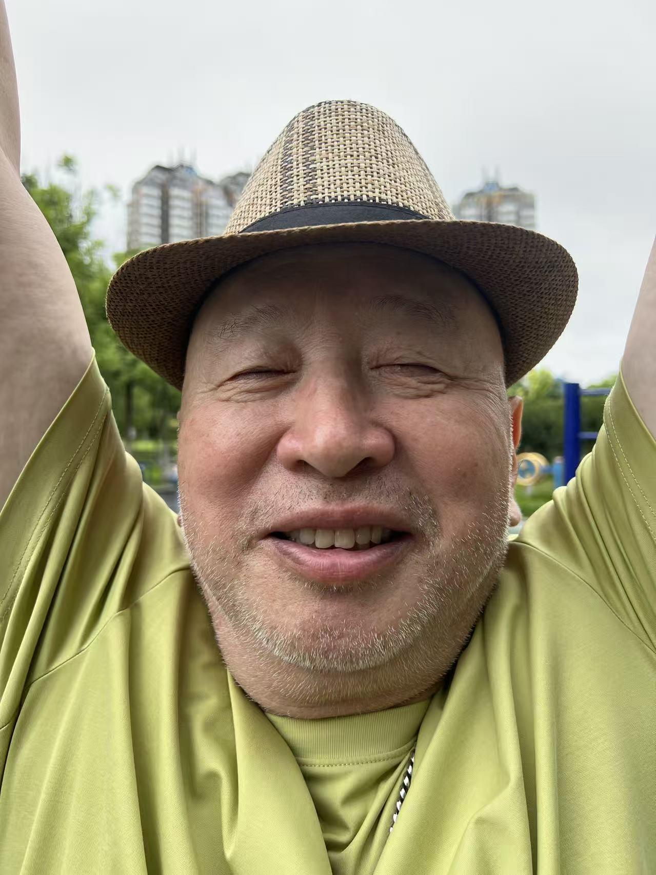 每天拉单杠，在拉单杠的瞬间被定格。镜头离得太近了，脸有点变形。