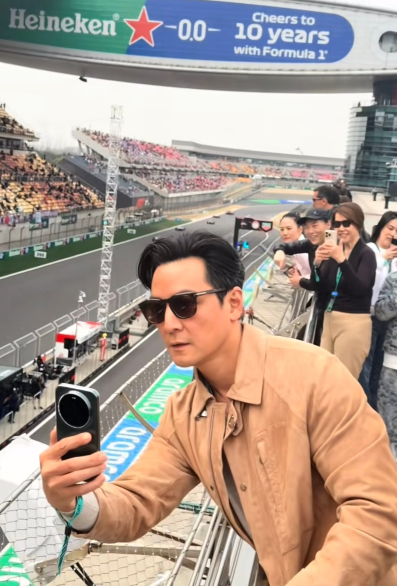 有网友在 F1 上海站看到了吴彦祖而作为数码宝贝的我，看到了小米 17 Ultr