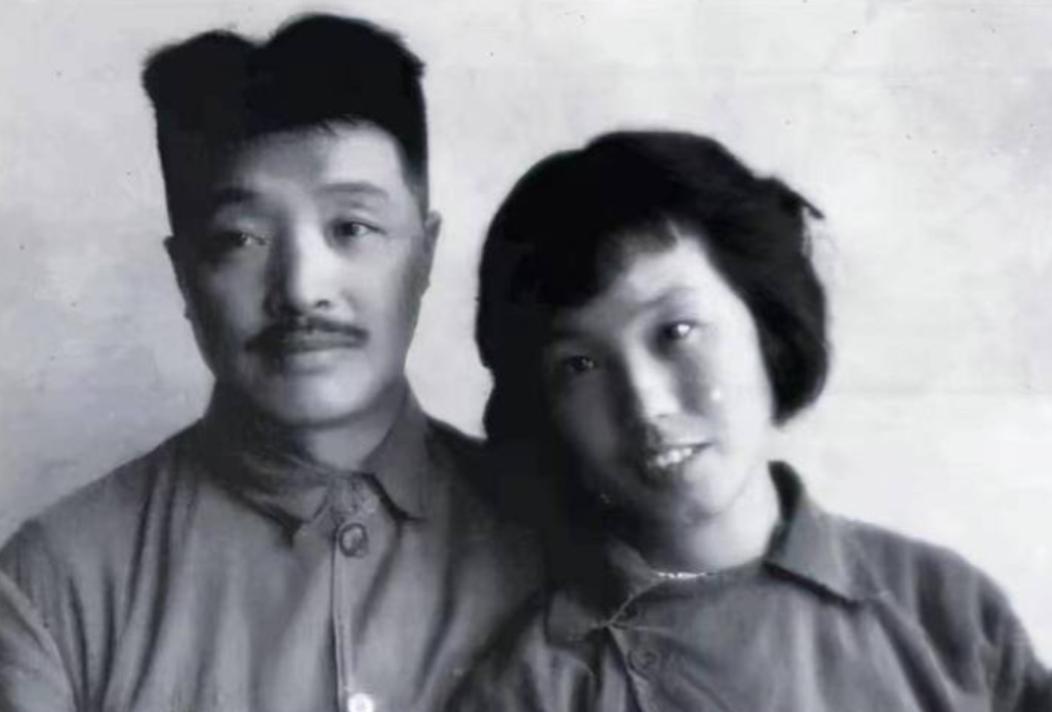 1942年贺龙娶了比他小20岁的女学生，毛主席瞅了瞅，称赞贺龙“两把菜刀闹革命，