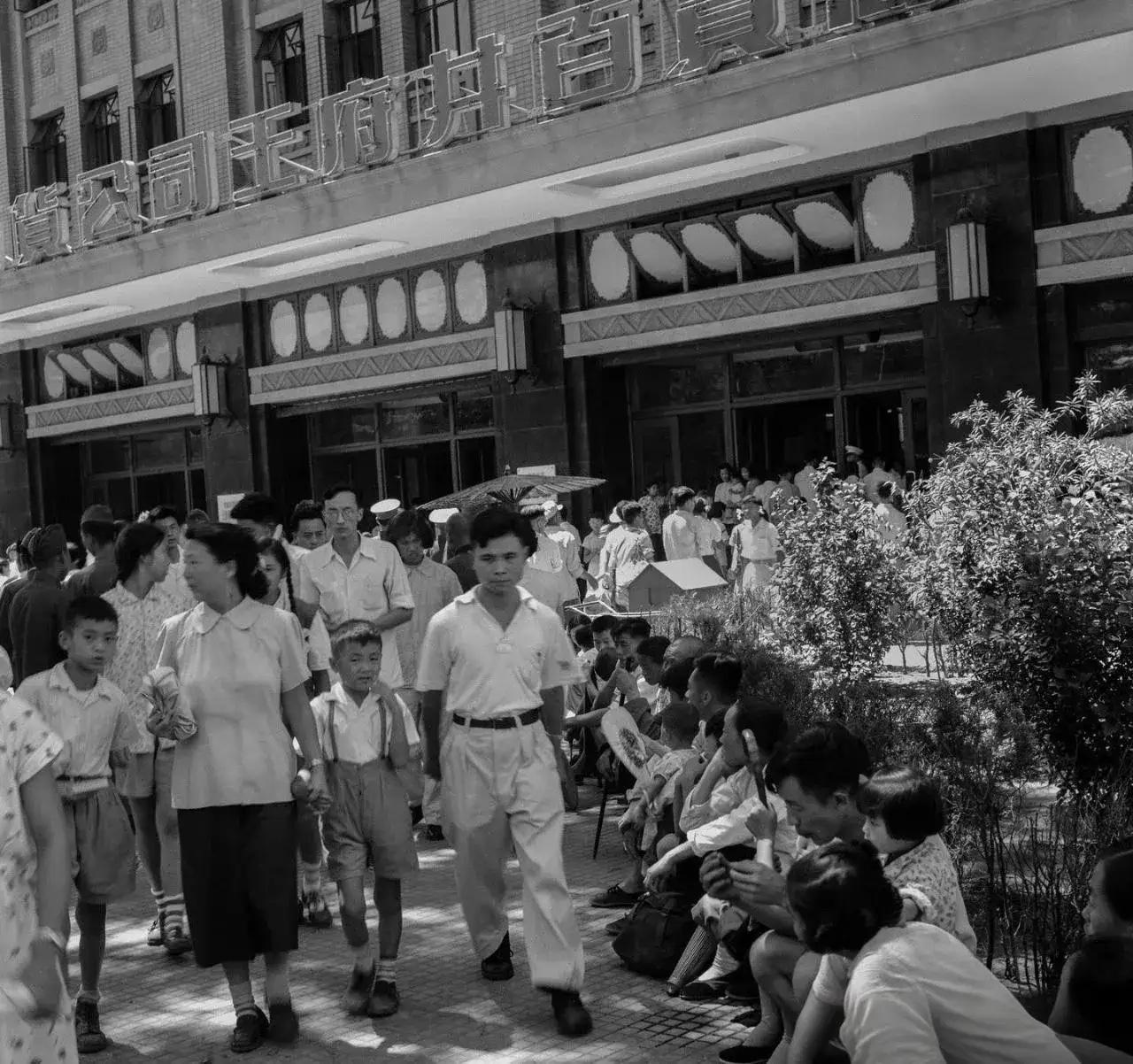 A I太小看1956年的北京消费能力了，图一图二是当时王府井百货商场门前的真实摄