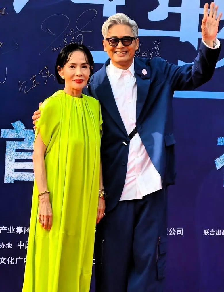 大家发现没有，
周润发给所有人都提了一个醒，就算年纪再大，事业再成功，都不如有一