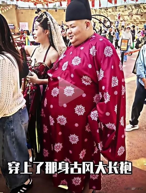 粉丝们围住良子纷纷喊“寿来寿来”，
吓得良子“不借不借”、“撤回撤回”。
 
良