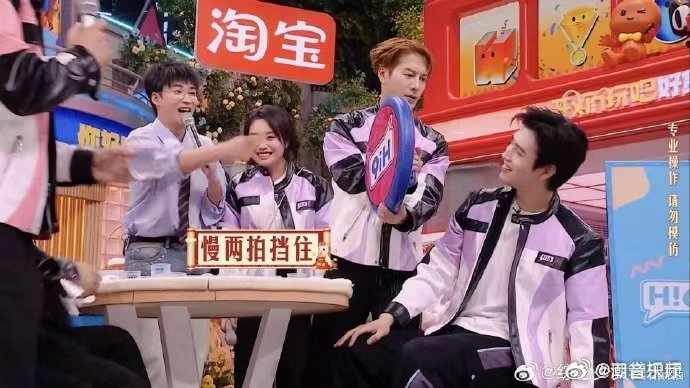 王嘉尔加陈飞宇等于人仰马翻你好星期六王嘉尔陈飞宇组合，在泼水游戏里彻底翻车 