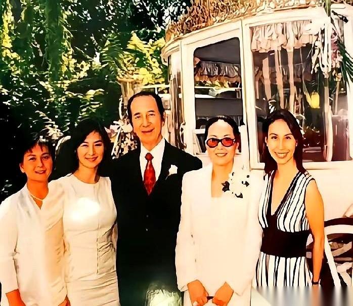 赌王二房三女何超蕸，年轻时往那一站，镜头扫过去，一点不输给任何一个姐妹。
可后来