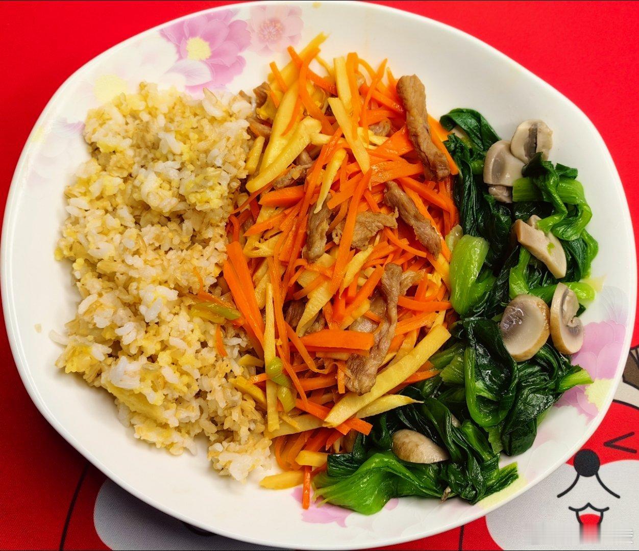 午餐：发酵糙米小米大米饭，肉丝胡萝卜丝冬笋丝（两人份黑猪梅花肉130g），水油煮