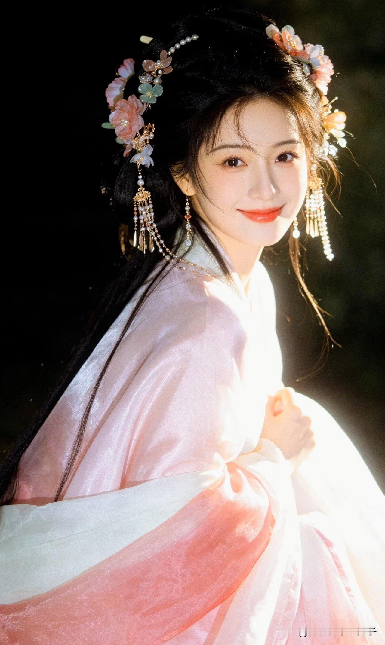 繁花缀鬓步生莲，
暗夜流光映玉颜。
顾盼生辉谁解意？
    
…………请师友续