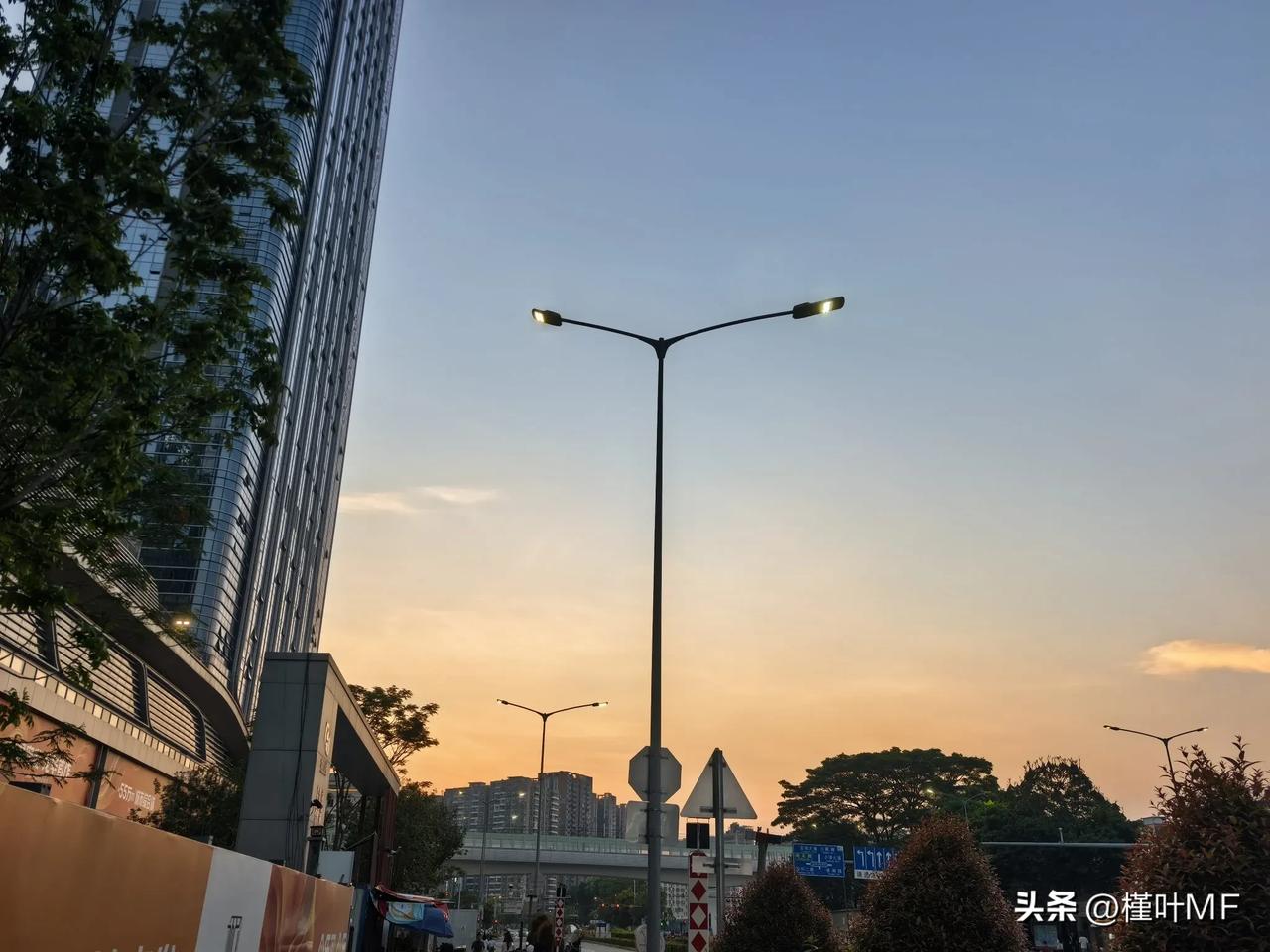 感受来自18点下班的夕阳美景，有地铁有轻轨，这一刻的车水马龙仿佛是漫画中的静谧时
