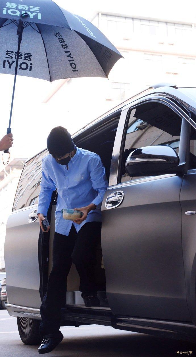 陈哲远《一笑随歌》演我上班，努力睁开眼睛失败，困出wink了 ​​​