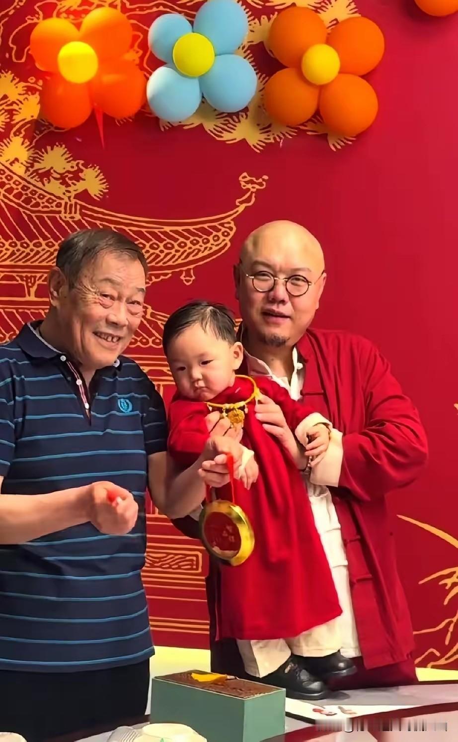 传言杨家老大，也就是杨少华的长子，和五子杨老五闹掰了。原因是杨老五18岁再收徒，
