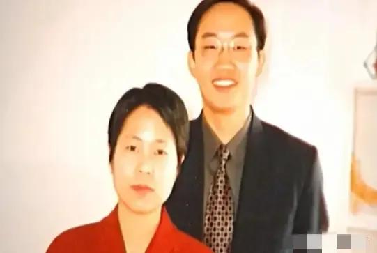 2003年，麻醉医生邱小强趁妻子洗澡之际，向她的咖啡杯中投入了致死量的麻醉剂，妻