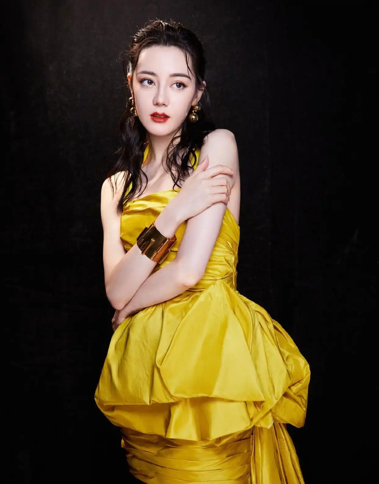 迪丽热巴披金色战袍，璀璨夺目，女王降临！ 