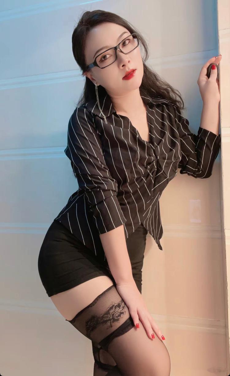 黑框眼镜御姐 ​​​
