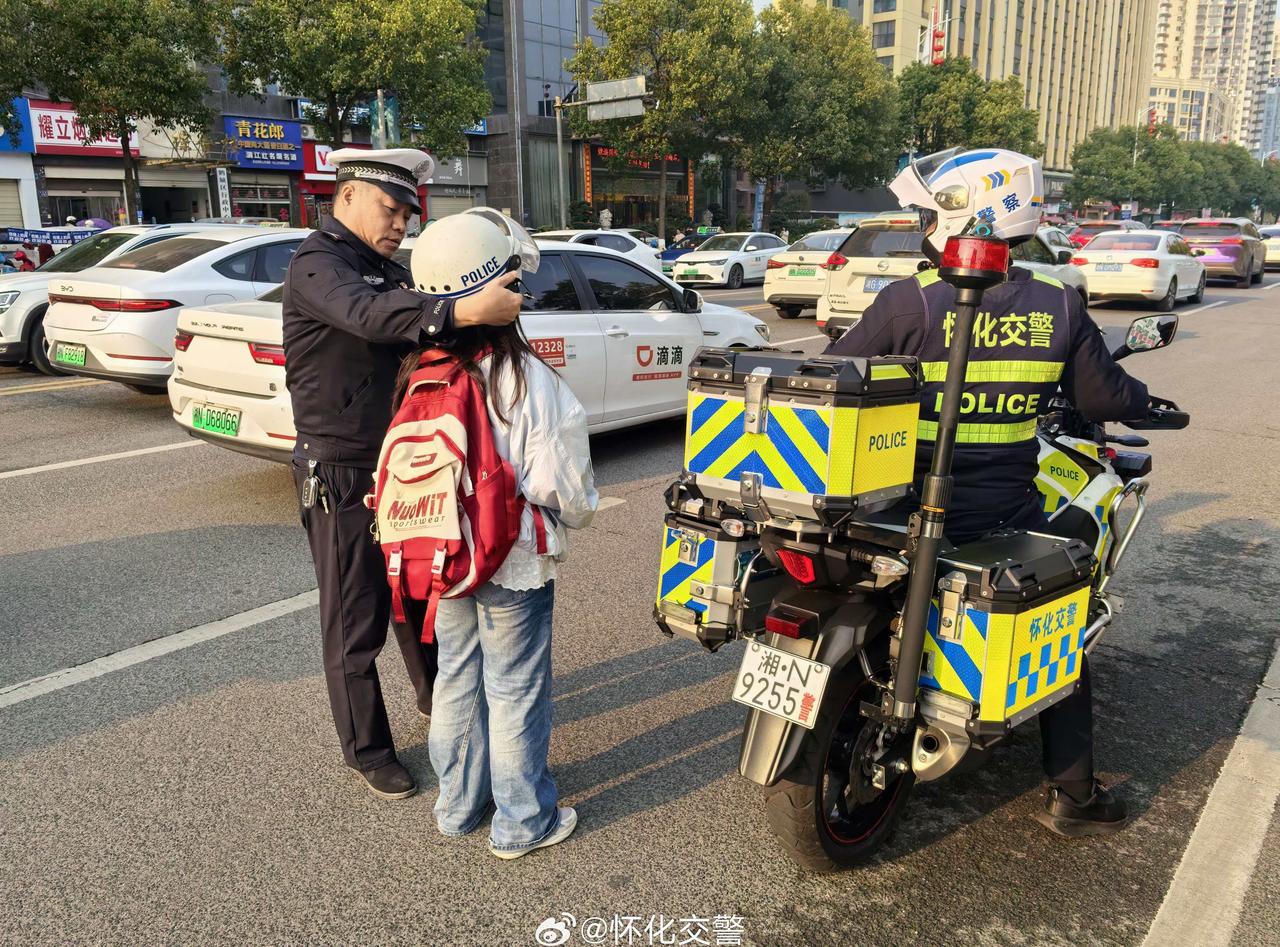 【走错考点先别慌，交警铁骑来帮忙】3月14日公务员考试第一日，怀化交警机动大队民