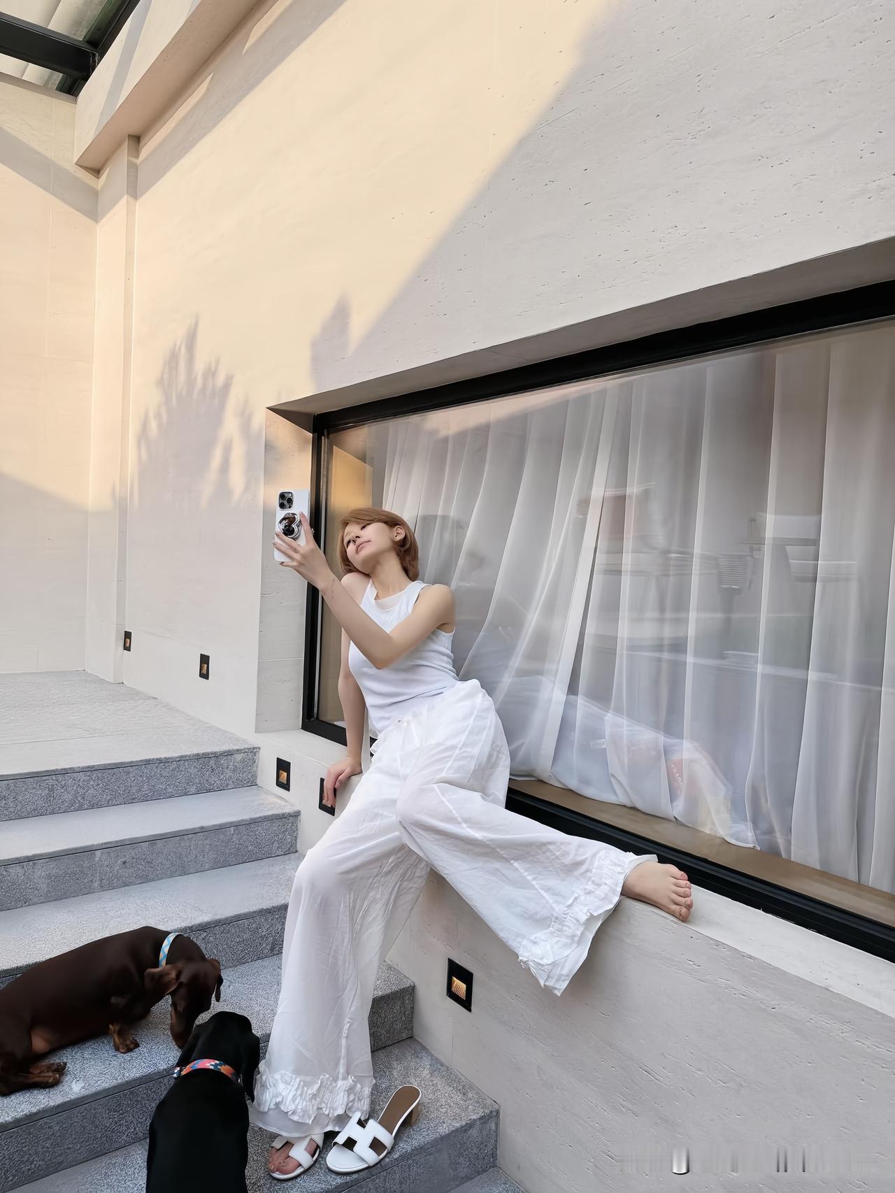 赵露思的治愈日常：阳光吻过白裙，小狗趴在脚边，这画面好温柔