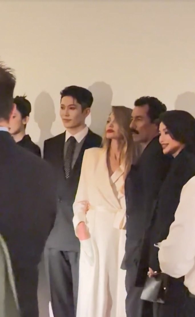 朱莉舒淇TF活动世纪同框 朱莉和舒淇的同框，是两种高级美在夜里的温柔对话。朱莉像