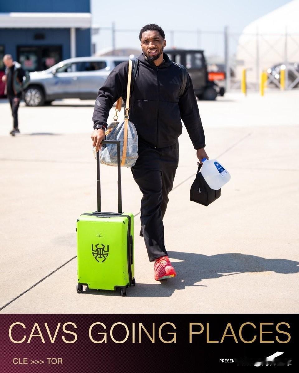 骑士出征客场，登记照未见哈登。

今天，骑士官方晒出了一组球员登机照，骑士全员收